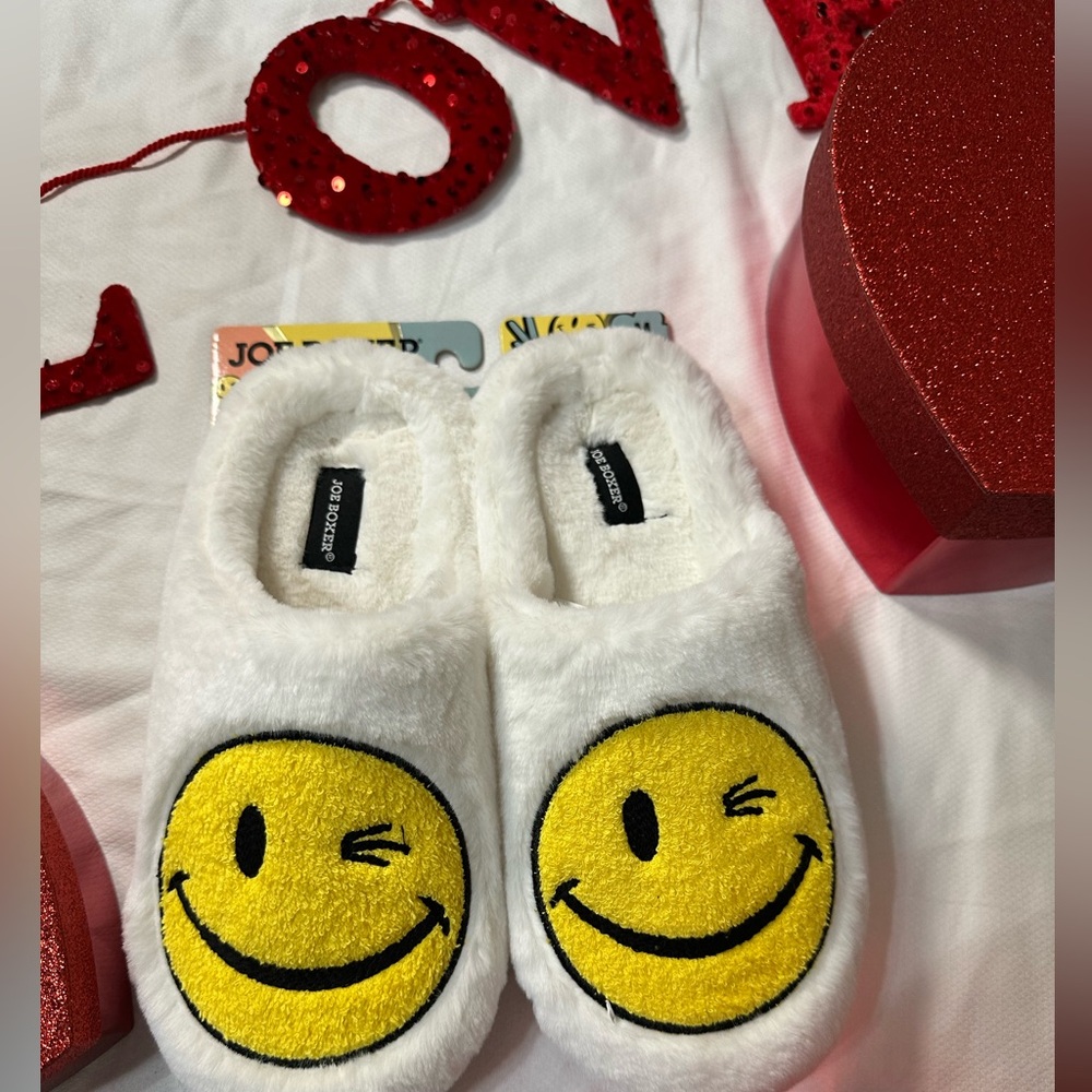 Joe Boxer Cozy Sliper in color white shoe size 7-8